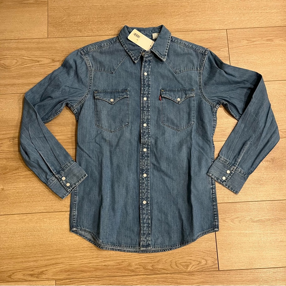 NWT Levi’s Men’s The Western Standard Fit Light Wash Denim Shirt Size S